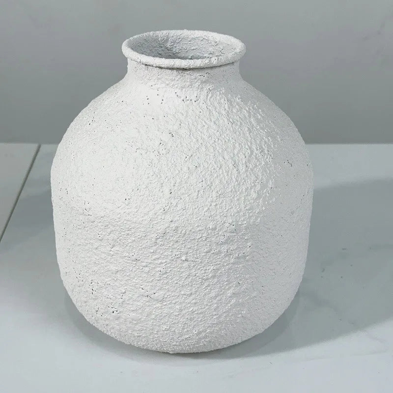 New Arrival Customized Retro White Coarse Iron Handmade Waterproof Drop-Resistant Japanese Design Tabletop Vase for Home & Hotel