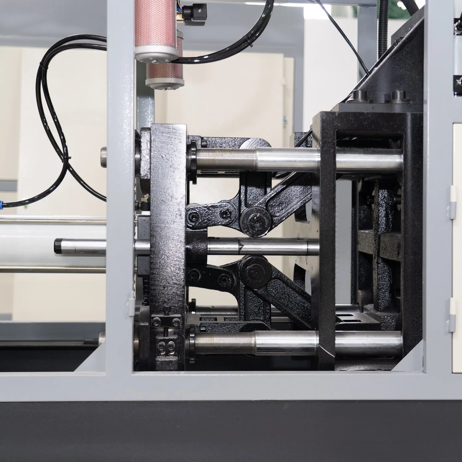 New Energy-Efficient Sports Drinks Semi Automatic PLC Controlled Pet Bottle Blow Molding Machine 2 Cavity Hot Bearing Motor