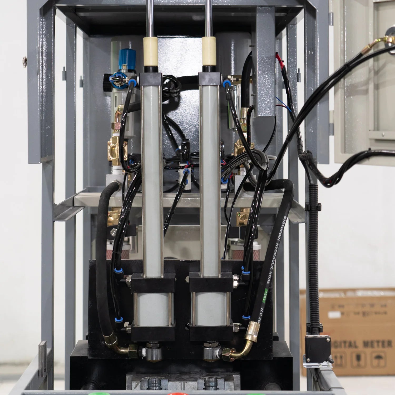 New Energy-Efficient Sports Drinks Semi Automatic PLC Controlled Pet Bottle Blow Molding Machine 2 Cavity Hot Bearing Motor