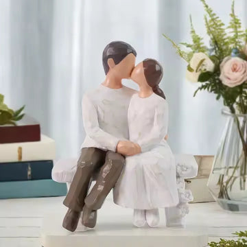 Romantic Couple Showpiece Love Couple Statue Gift Idol for Valentines GIft Home Decoration