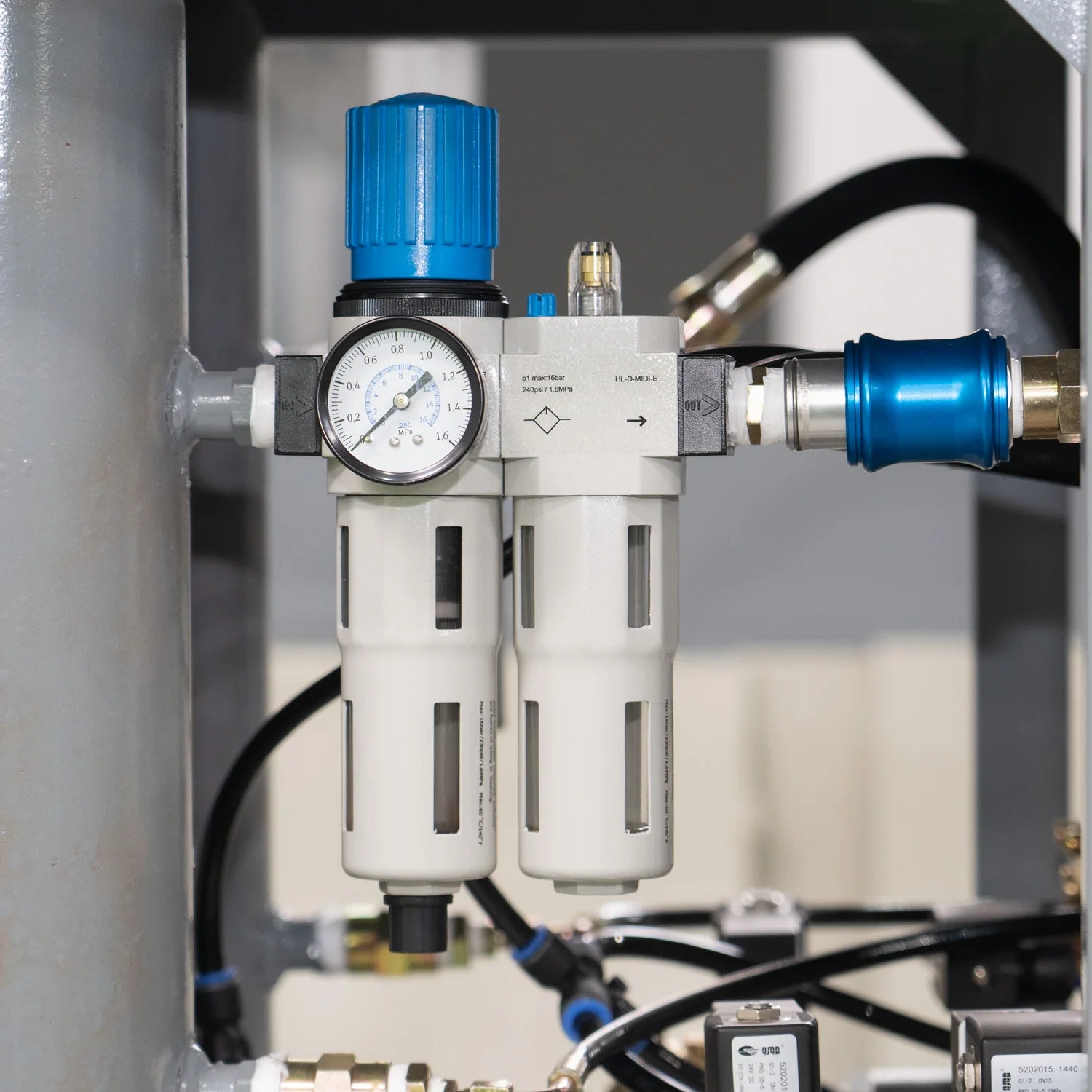 New Energy-Efficient Sports Drinks Semi Automatic PLC Controlled Pet Bottle Blow Molding Machine 2 Cavity Hot Bearing Motor