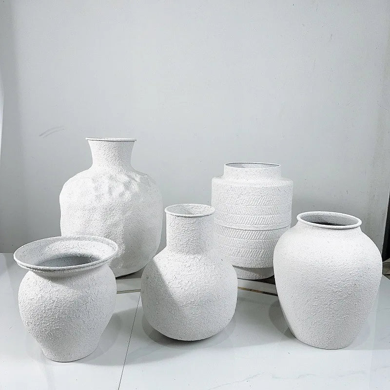 New Arrival Customized Retro White Coarse Iron Handmade Waterproof Drop-Resistant Japanese Design Tabletop Vase for Home & Hotel