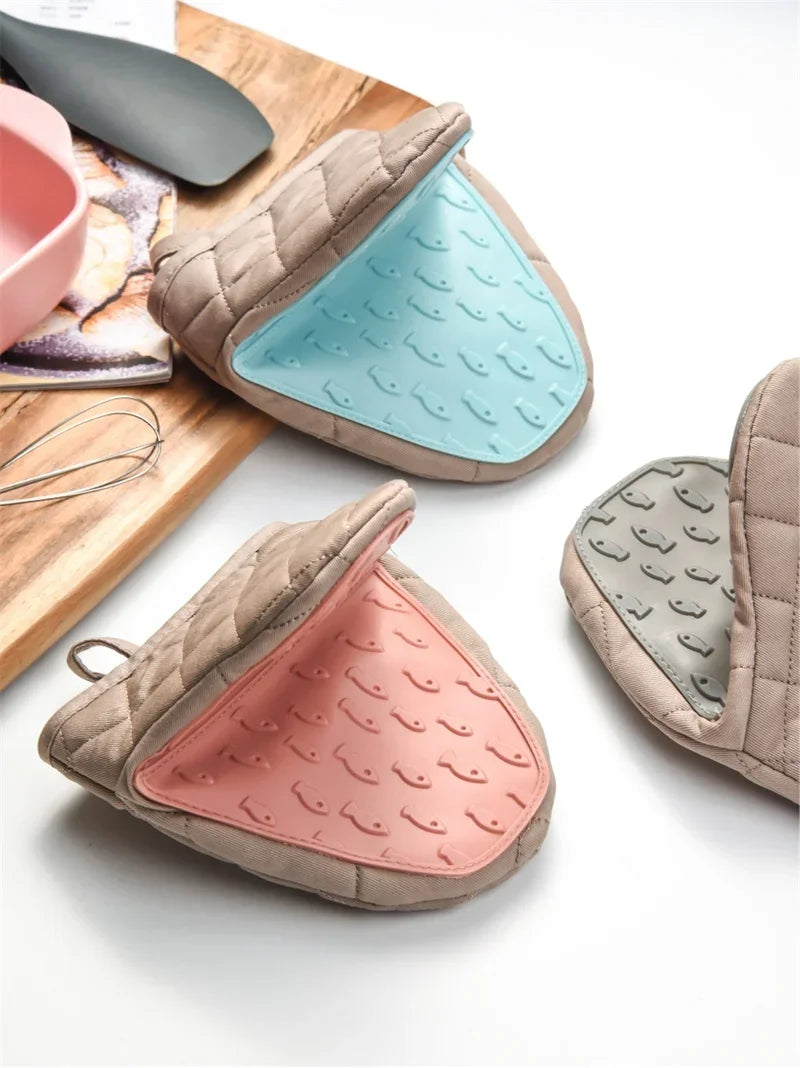 Short Kitchen Anti  Oven Mitts, Heat Resistant Silicone Kitchen Mini Oven Mitts for 500 Degrees, Non-Slip Grip Surfaces