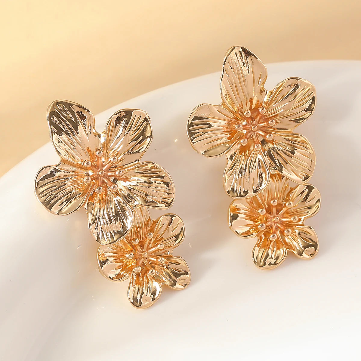 2PC Women's Retro Cream Layered Petals Daisy Flower Pendant Earrings Fashion Jewelry Dressing Carnival Party Gifts