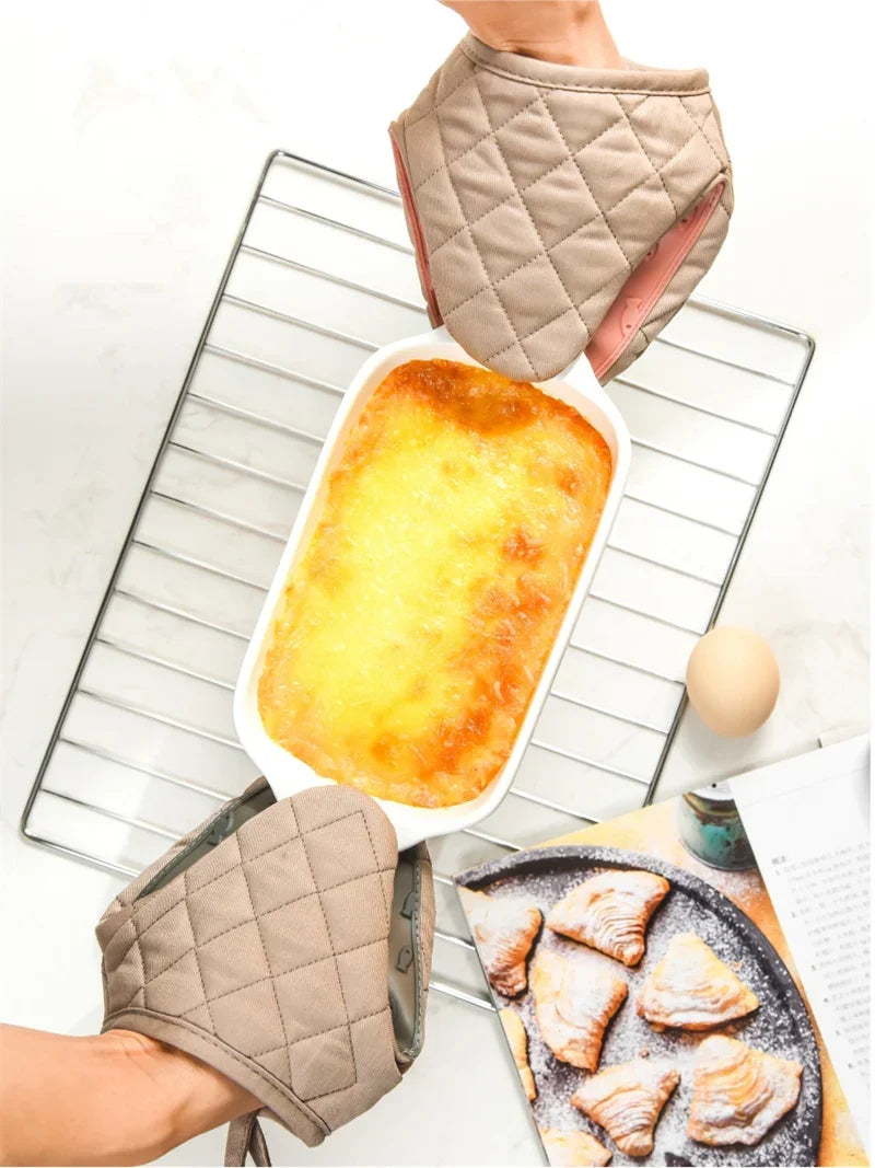 Short Kitchen Anti  Oven Mitts, Heat Resistant Silicone Kitchen Mini Oven Mitts for 500 Degrees, Non-Slip Grip Surfaces